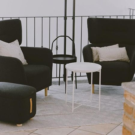 Casa Lobe - Charming Apartment In Village Centre La Morra Exterior foto